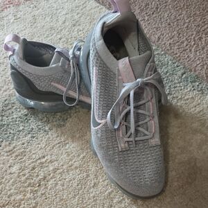 Nike Air Vapormax Women's Athletic Sneakers in Light Gray with Soft Pink Accents